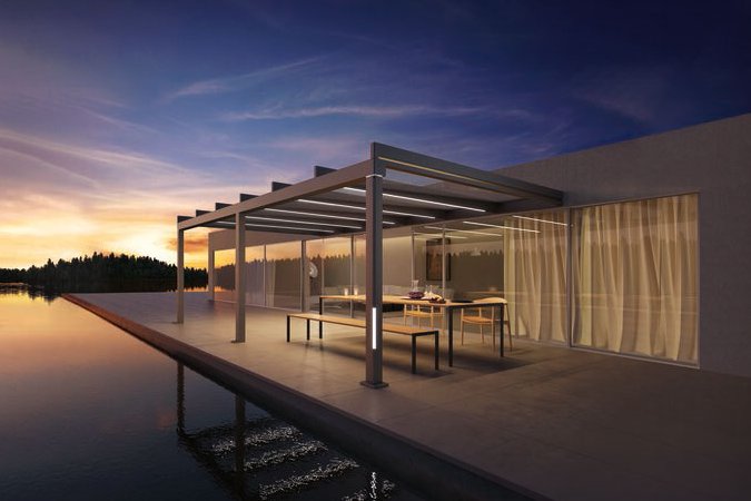 Moderne Überdachung mit großzügiger Terrassensituation am Wasser bei Sonnenuntergang. Moderne Überdachung mit großzügiger Terrassensituation am Wasser bei Sonnenuntergang.