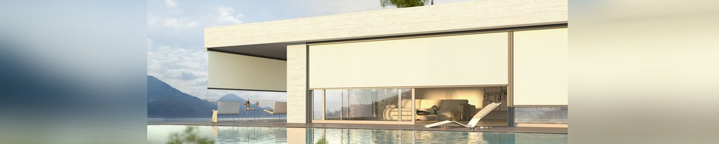Moderner Bau mit Überdachung und Glasfront, umgeben von Wasser und Bergen. Moderner Bau mit Überdachung und Glasfront, umgeben von Wasser und Bergen.